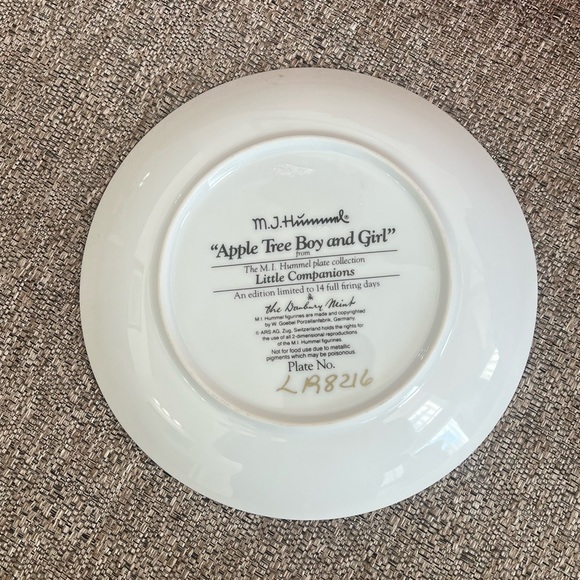❣️🆕M.J. Hummel Apple Tree Boy and Girl Collectors Plate❣️ - Picture 5 of 5